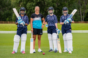 thumbnail ANZ ambassador Suzie Bates with young cricketers-533